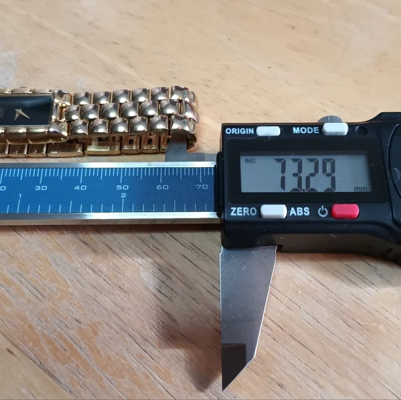 Seiko Ladies Black dial, 2 hand movement gold case and bracelet w/diamond at 12 - Picture 10 of 10